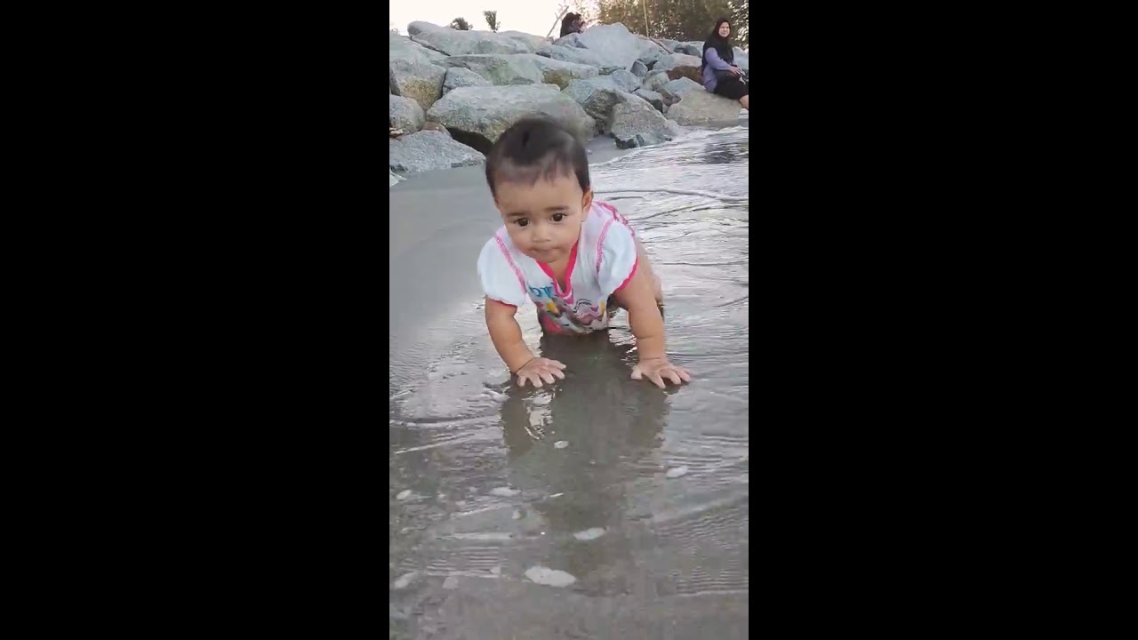  anak  baba di  pantai  main air YouTube