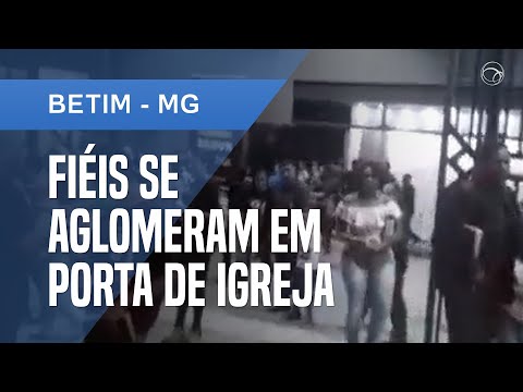 FIÉIS SE AGLOMERAM EM PORTA DE IGREJA EM BETIM APÓS CULTO