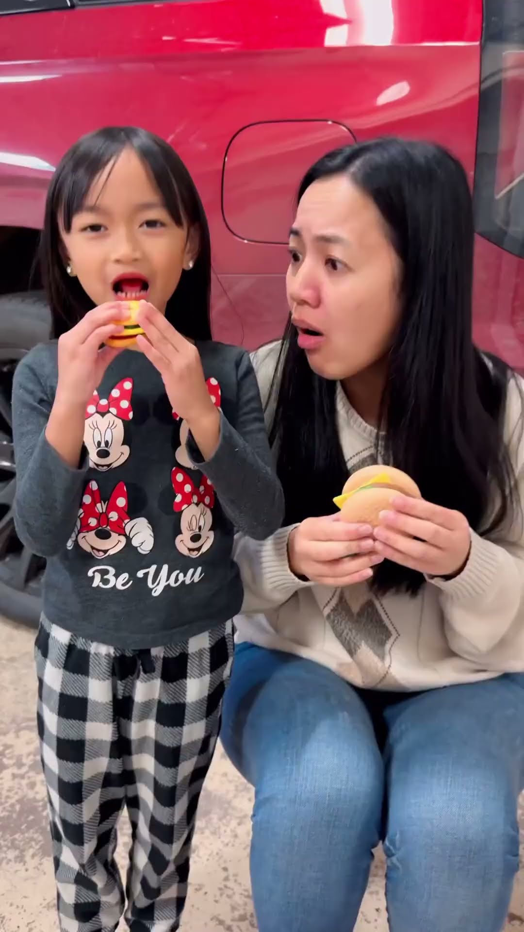 Big vs small candy burger ???❤️???✅?