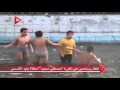 أطفال يستحمون فى نافورة مصطفى محمود احتفالا بعيد الأضحى