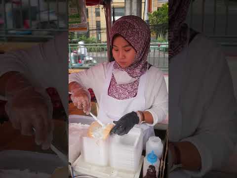 Thai Style Souffle Pancake in Thai Night Market