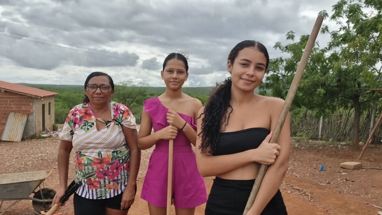 HOJE EU E AS MENINAS LIMPAMOS O TERREIRO VEJA SÓ 