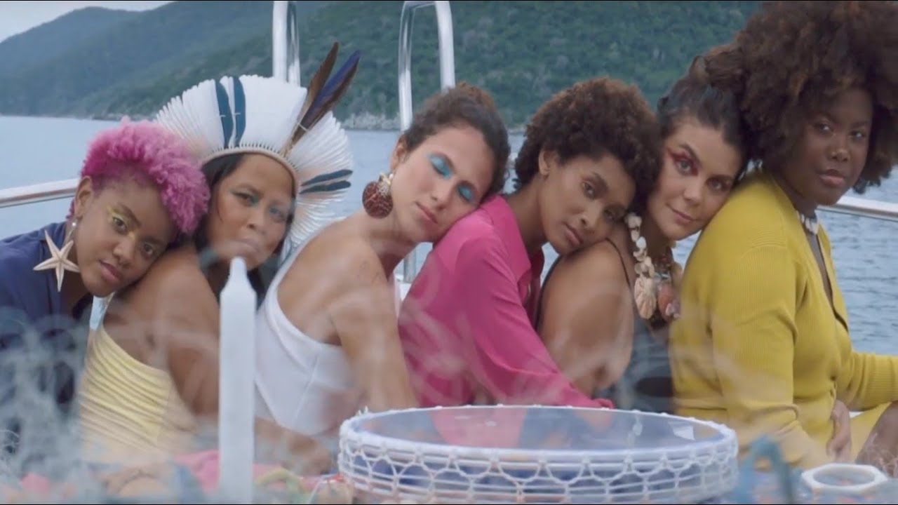 Смотреть «Luíza Boê - Concha (Clipe oficial)» на YouTube Смотреть «Luíza Boê - Concha (Clipe oficial)» на YouTube