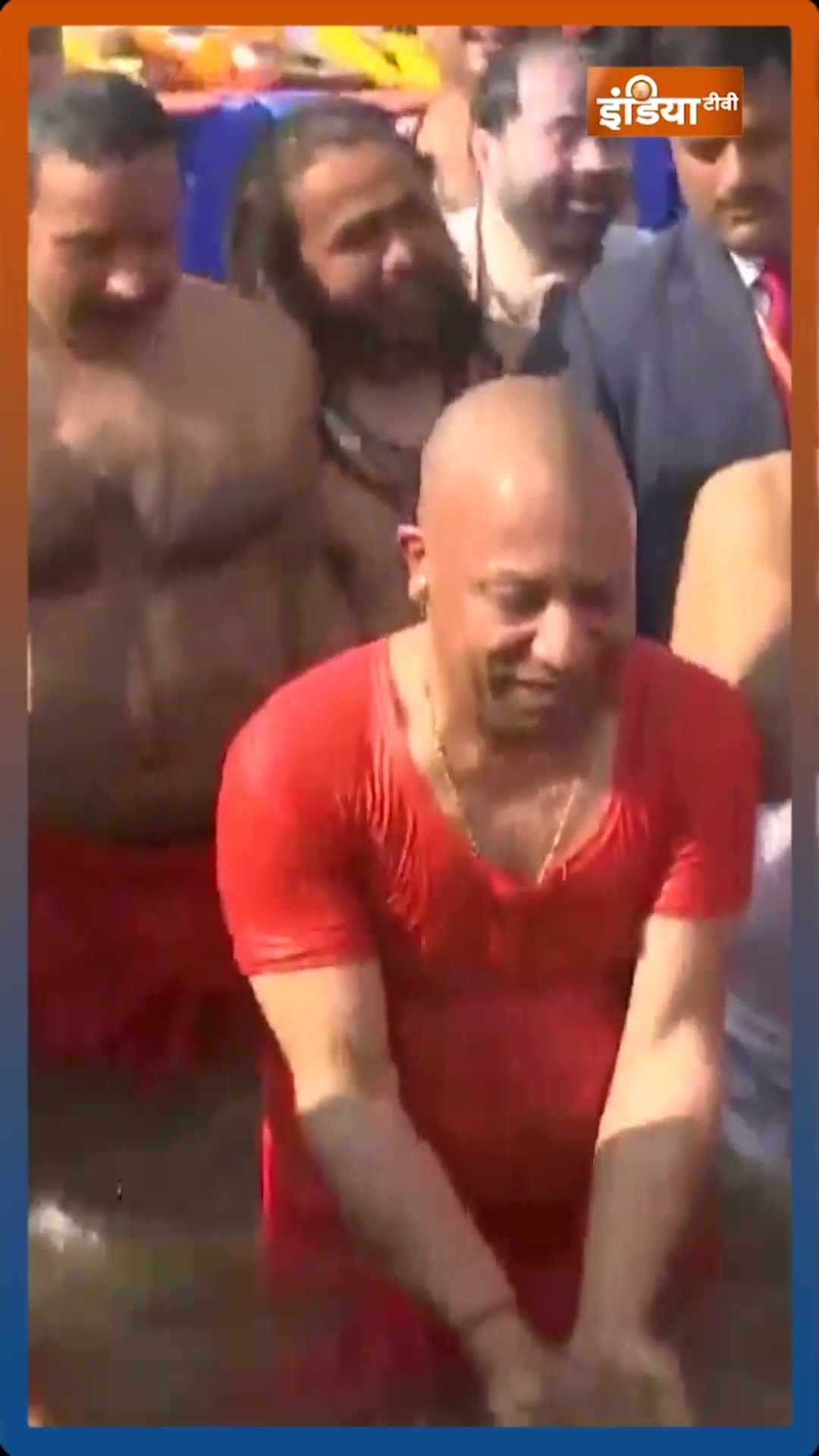 #shorts सीएम योगी ने ऐसे लगाई संगम में डुबकी सब हैरान! #mahakumbh2025 #paryagraj #indiatv #cmyogi