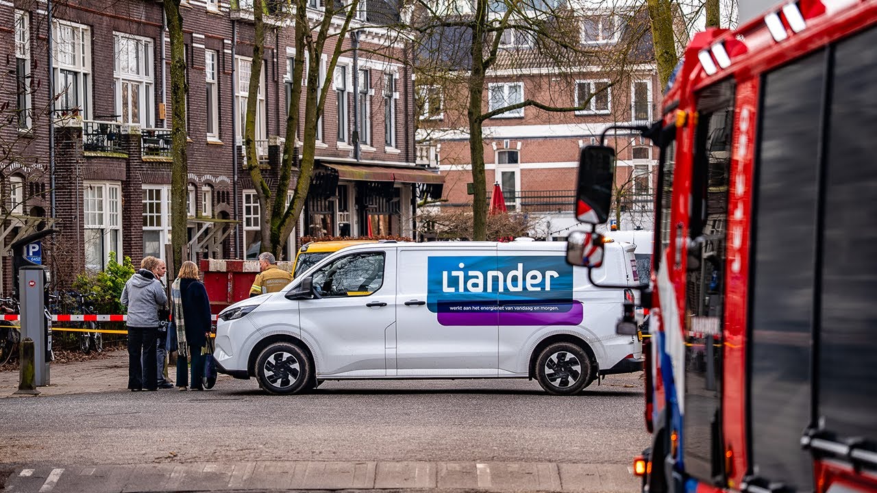 Gasleiding geraakt tijdens graafwerkzaamheden; 2 woningen ontruimt straat afgezet in Nijmegen