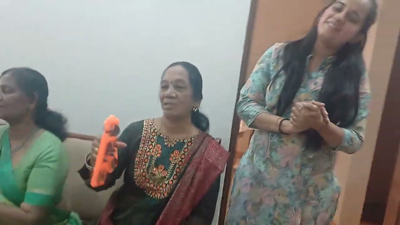 ભજન નીચે લખ્યું છે.મીના પટેલ. હોલીના રસીયાનું ભજન જોરદાર છે અંત સુધી જોશો.શ્રી સખીભજન મંડળ.વડોદરા.