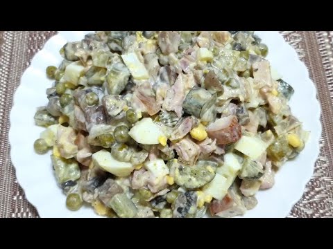 Видео рецепт Салат с копченой курицей и шампиньонами