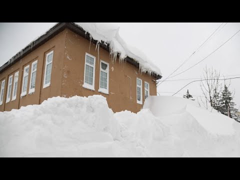 Люди откапывают друг друга из снега. Целые лавины летят с крыш домов на головы сахалинцев