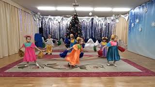 танец для детей средней группы детского сада"Три белых коня" Е.Крылатова.