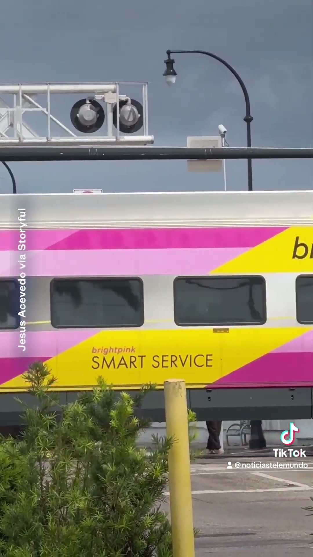 Conductora logra escapar segundos antes de que un tren choque con su auto | Noticias Telemundo