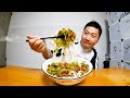一大盆青椒肉丝面，小哥边吃边聊相亲事，美哉