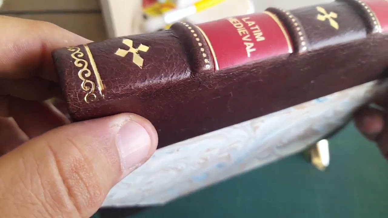 Encadernação em couro (com douração manual) de "Manual Prático de Latim Medieval", de Dag 