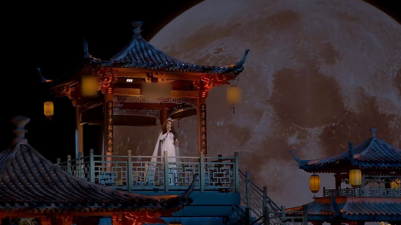 Sarah Brightman Performs ‘Moon River’ at the 2026 Mid-Autumn Festival Gala