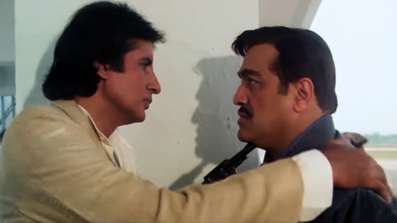 फ़ोन पर धमकी देने वाले लुक्खे आजा मेरे साथ तुझे पास से धमाका दिखता हु - Amitabh Bachchan Akayla Scene