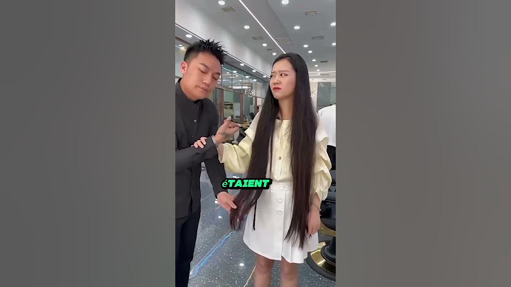 Cette fille ne veut pas que le coiffeur coupe ses cheveux.