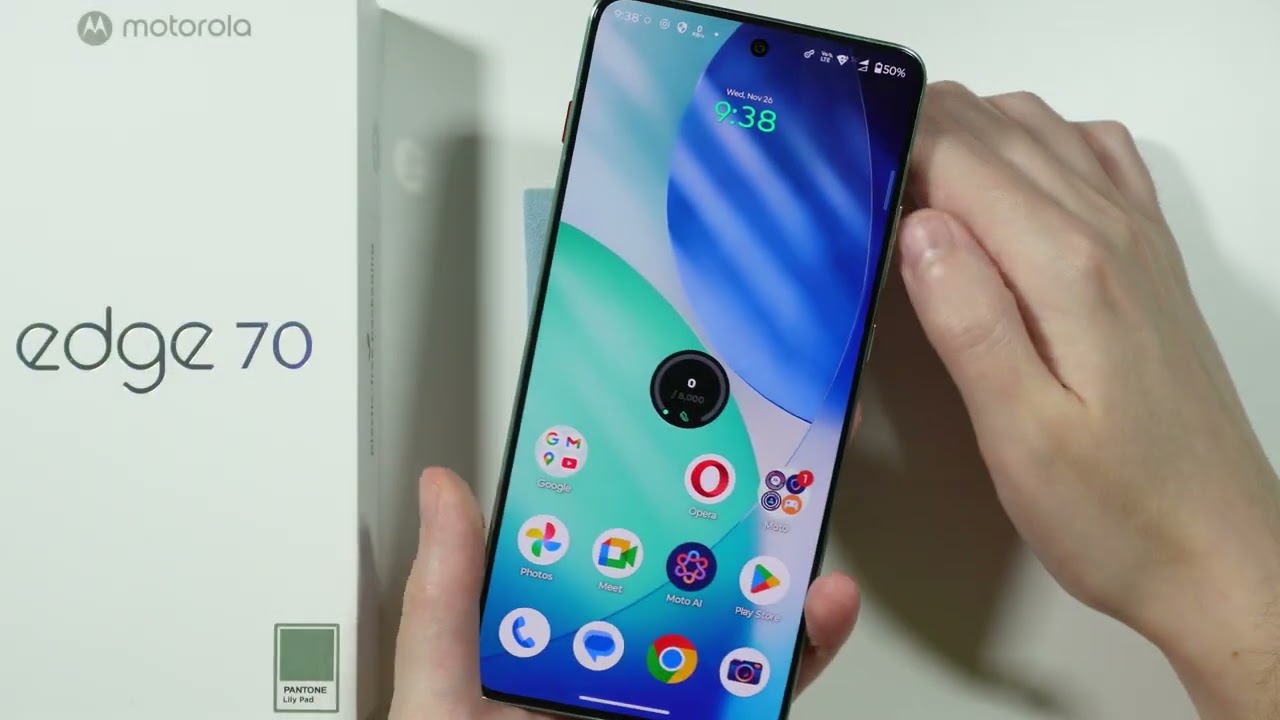 У Motorola Edge 70 плоский или изогнутый дисплей?