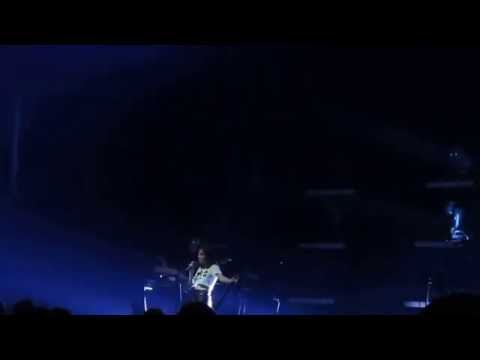 CHVRCHES "Tether" live @ Radio City Music Hall (October 15, 2016)