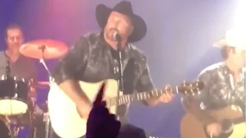 Garth Brooks Covers Fishin' In The Dark During Surprise Bar Show