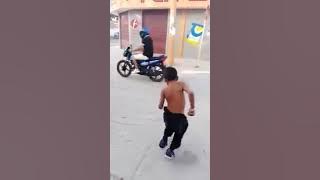 Niño bailando el cable