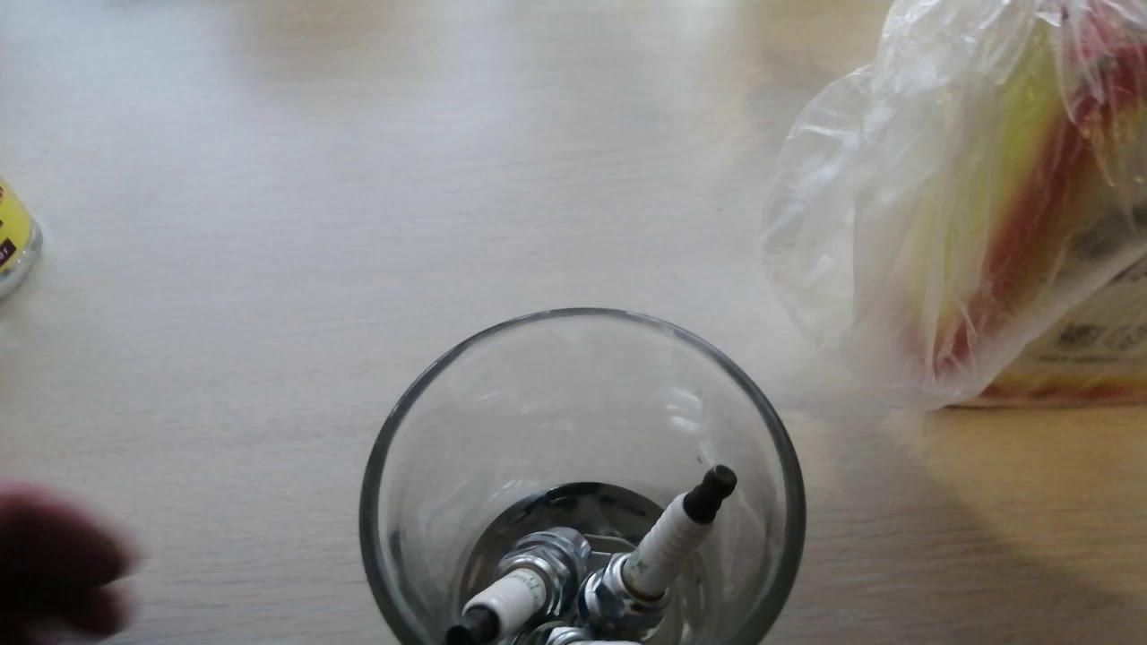 Чистим свечи от нагара, совет от деда, сода +уксус. - YouTube