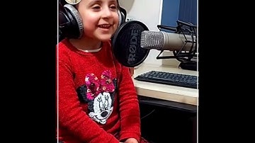 طفل يقرا سورة الفاتحة