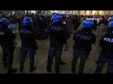 Milano, polizia blocca tentativo di corteo No Green Pass a Piazza del Duomo