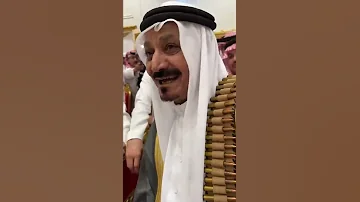 الشاعر علي بن حمري يقدم هدية الى الشيخ مسعد بن سمار 