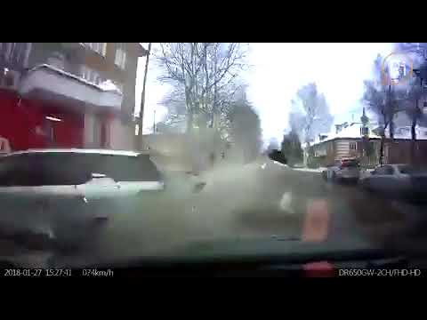 Видео: авария с участием патрульной машины ДПС в Ревде, ри-тв