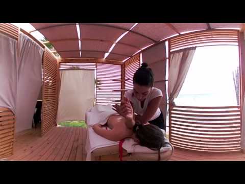 Zwergin Mopse Outdoor Massage