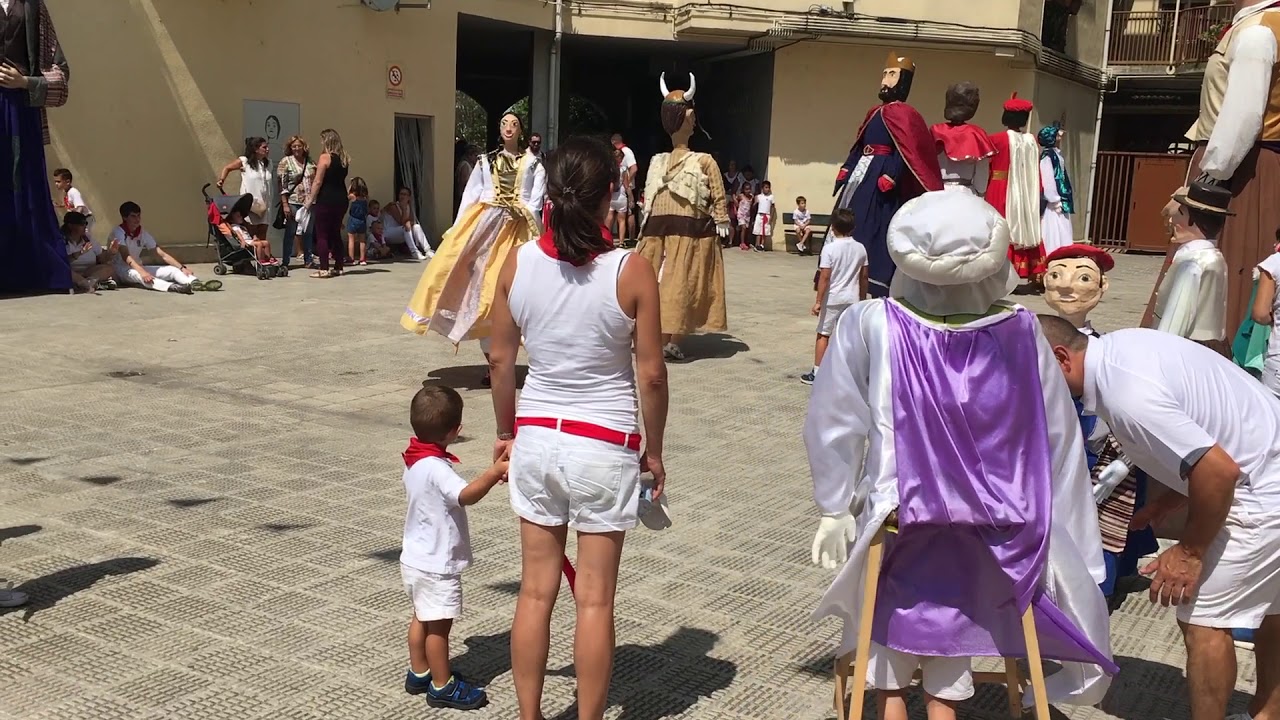 Comparsa de gigantes y cabezudos de Noain