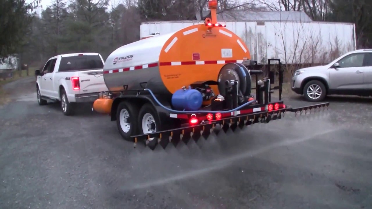 STRATOS DMT1000 Gallon Asphalt Distributor Trailer, Spraying 14