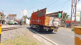 Kocak Terhalang Palang Pintu Kereta Api Ketika Hunting Di Sepur