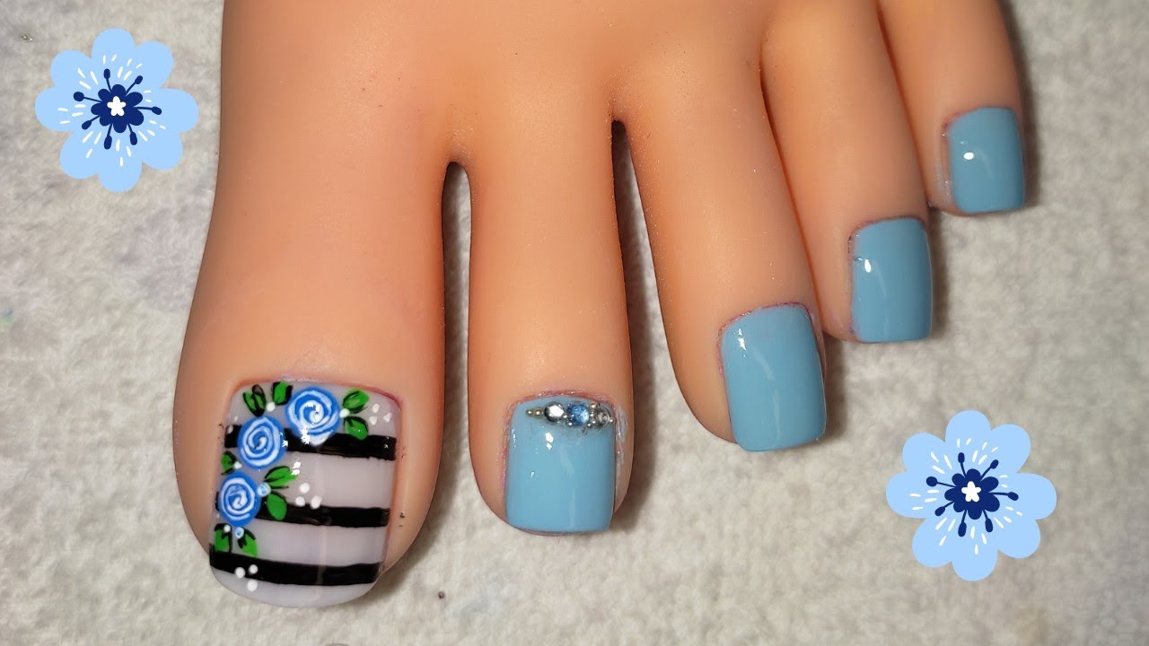 Hermoso diseño de uñas /color azul cielo /con flores 😍