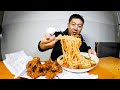 一斤半炸鸡架配上新疆拌面，外卖小哥的美味晚餐，香