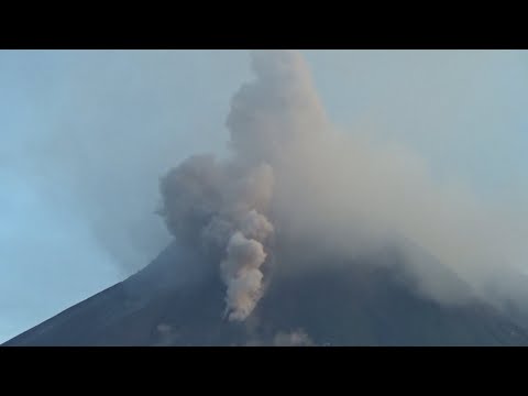 GUNUNG MERAPI LUNCURKAN AWAN PANAS GUGURAN 8 Januari 2024