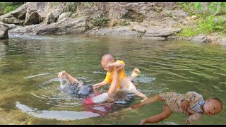 Cutting down the bamboo tree that fences the house, my mother and I went to bathe in the stream