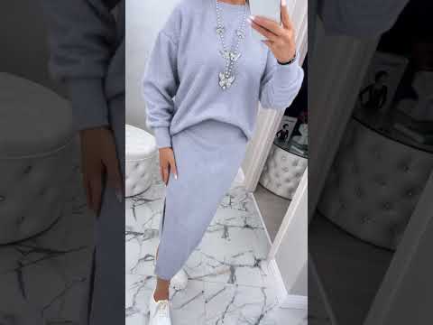 Гарний якісний жіночий костюм зі спідницею міді сірий теплий м'який костюм з розрізом з ангори альпака, видео 3