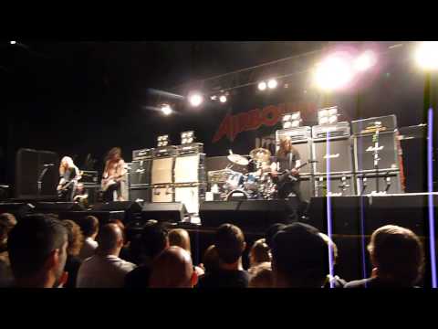 Airbourne   Runnin' Wild