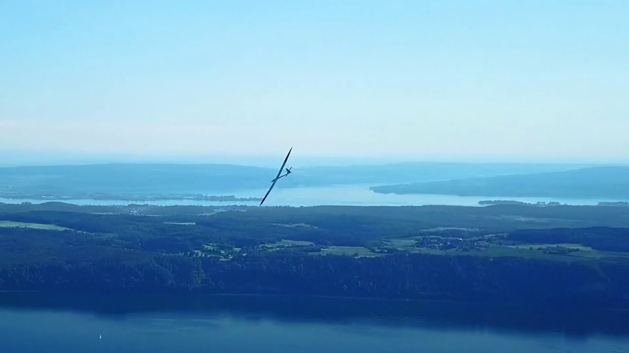 Mavic pro im Verfolgungsflug mit einem RC Seglerschlepp über dem Bodensee.
