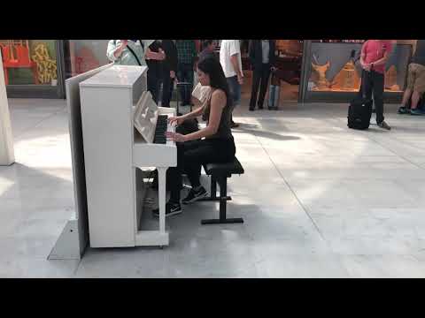 Airport Piano ladyva
