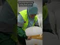 Tanpa rasa kekok, YB Kak Lah turut membantu anak buah membuat persiapan program Khidmat Malaysia.
