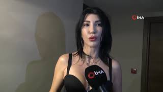 Hande Yener Tunik Deri Etek Ve Göğüs Dekoltesi