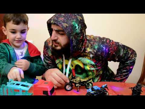 მათე და მამა თამაშობენ მანქანებით. mate mamas etamasheba