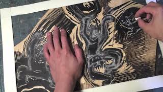 版画絵本の版木を彫刻刀で彫っている様子。
