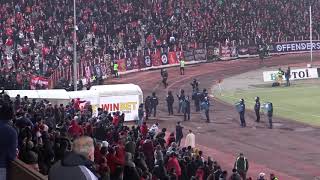Футболистите на Лудогорец под обсада от червените фенове