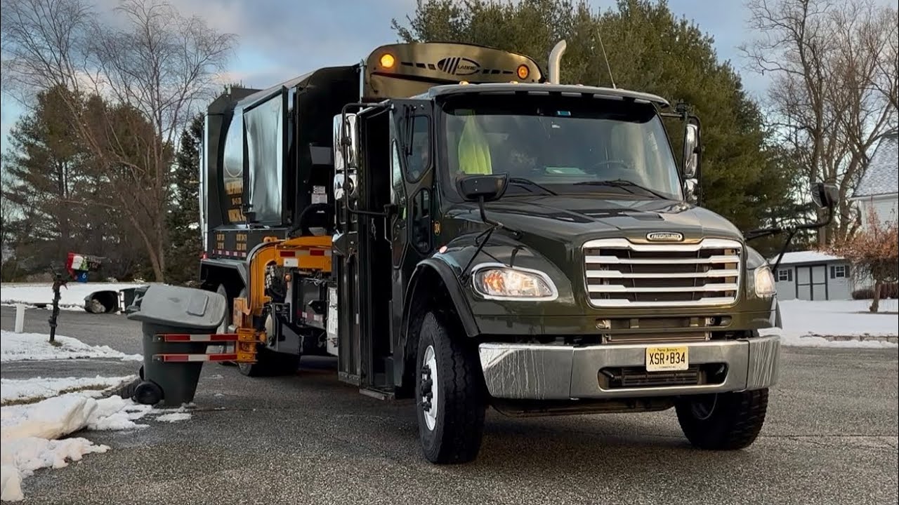 BRAND NEW Labrie garbage truck on Christmas Eve trash (Sanico 304)
