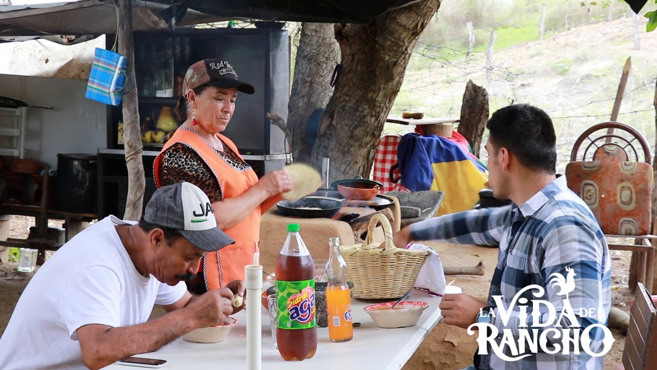 Frijoles de la olla, Queso y Chile de Molcajete - La Vida Del Rancho