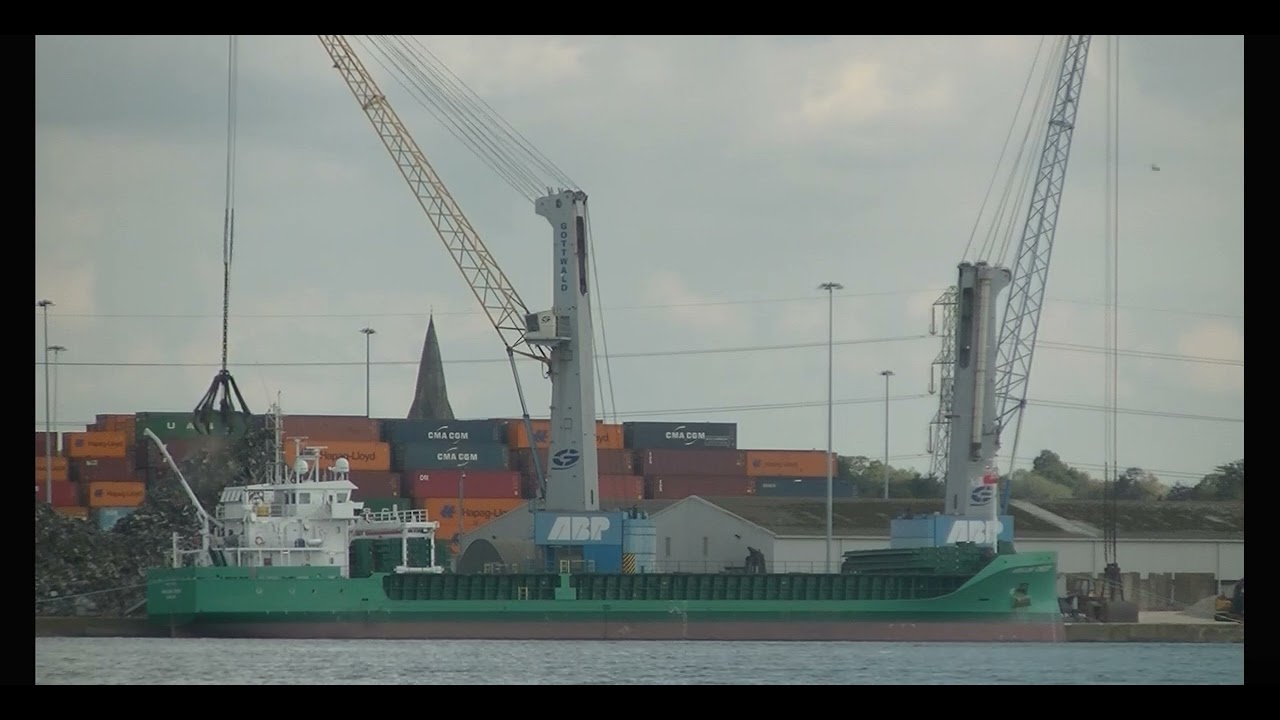 Arklow Crest discharging scrap metal S Norton 04-10-2024