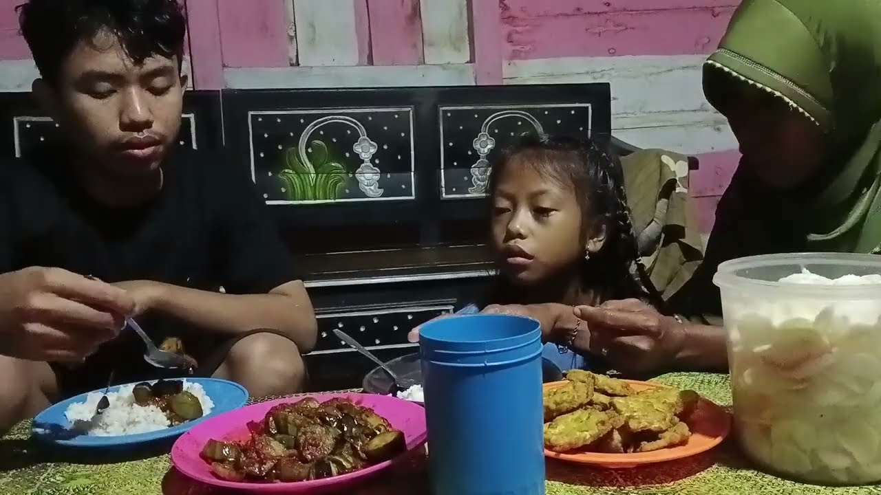 Ora kroso wes sepuluh hari saur⁉️lauk e sambel terong tempe goreng dan krufuk