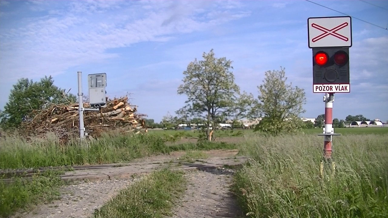 Spoorwegovergang Nové Zámky (SK) // Railroad crossing // Železničné priecestie